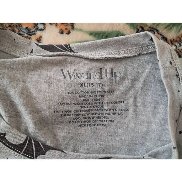 Wound Up Bat Moon all over Print Ladies Cap Sleeve Top XL(15-17) w/ Tag - Picture 4 of 5